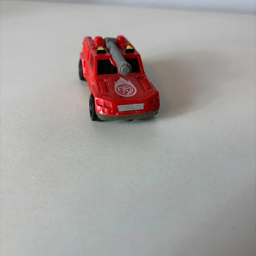 Hot Wheels 1994 Mattel Red Fire Truck Diecast‎ Armored Rescue Vehicle 3 Inch